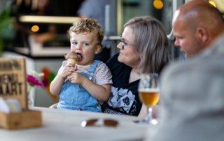 ijsje eten bij de nabber